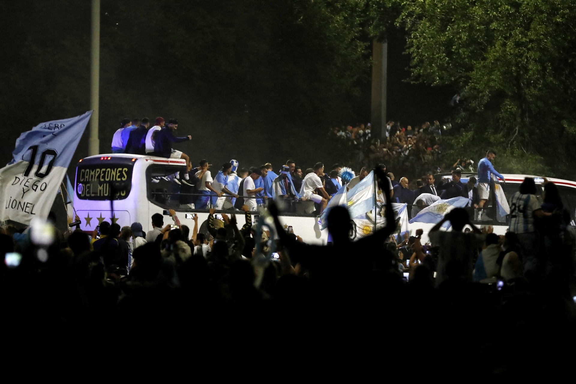 Hết hồn khoảnh khắc Messi và các đồng đội suýt vướng phải dây điện trong lúc diễu hành ăn mừng - Ảnh 3.