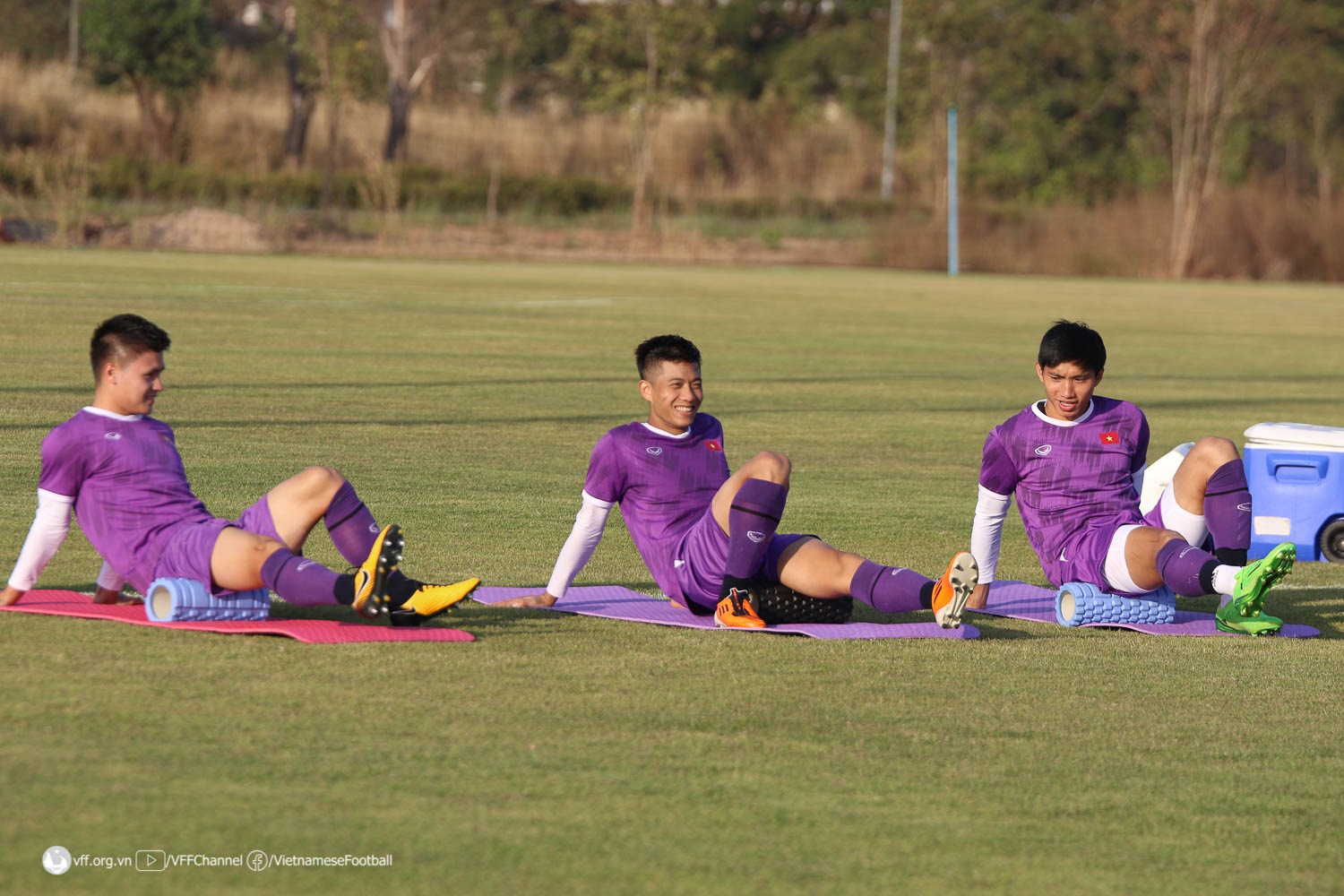 HLV Park Hang-seo tập trung rèn thể lực cho Phan Văn Đức trước trận đấu với Lào - Ảnh 1.