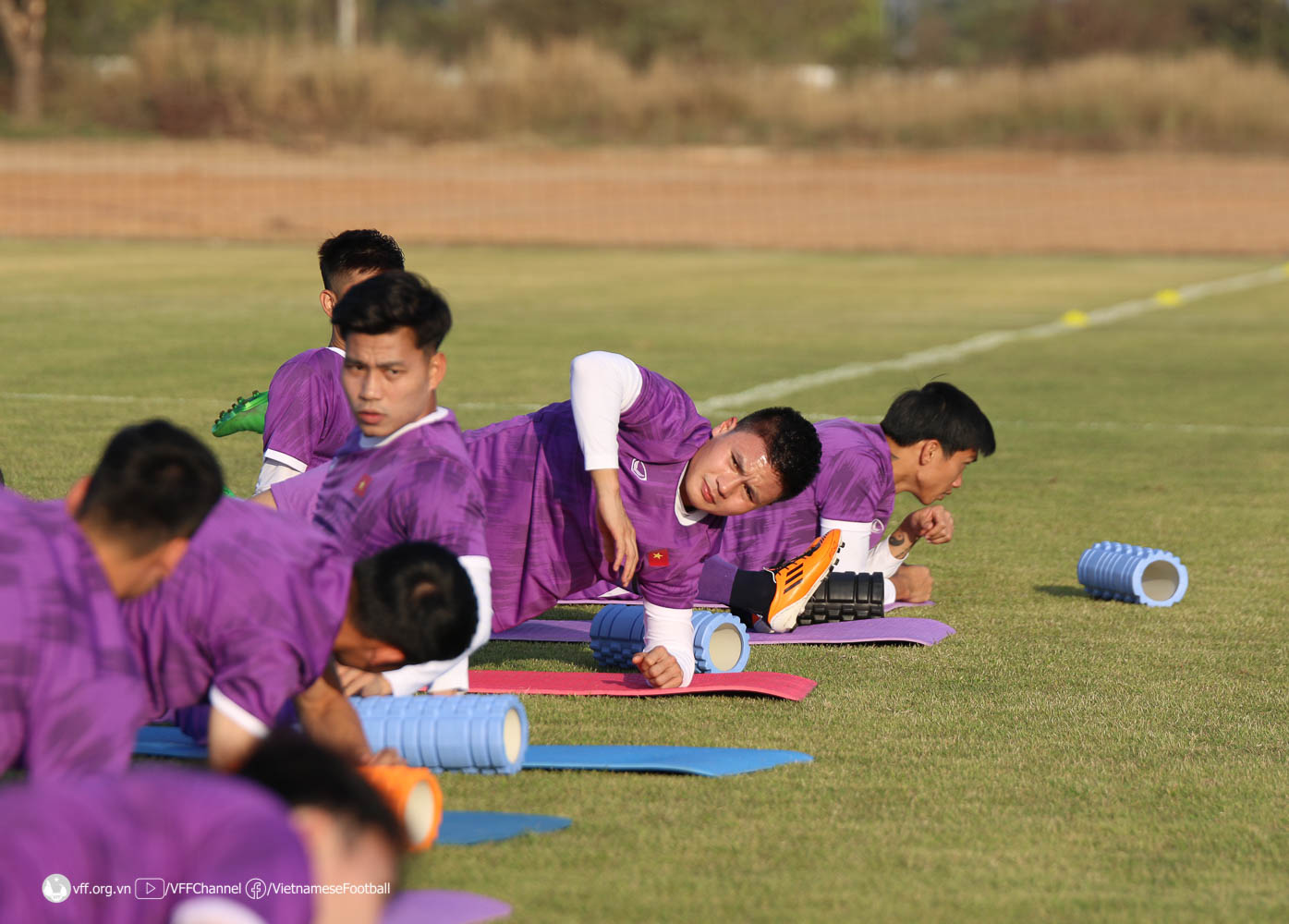 HLV Park Hang-seo tập trung rèn thể lực cho Phan Văn Đức trước trận đấu với Lào - Ảnh 7.
