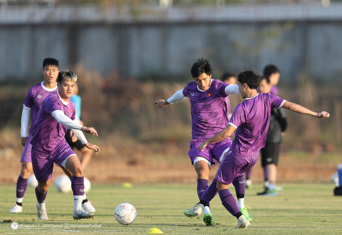 HLV Park Hang-seo tập trung rèn thể lực cho Phan Văn Đức trước trận đấu với Lào - Ảnh 8.
