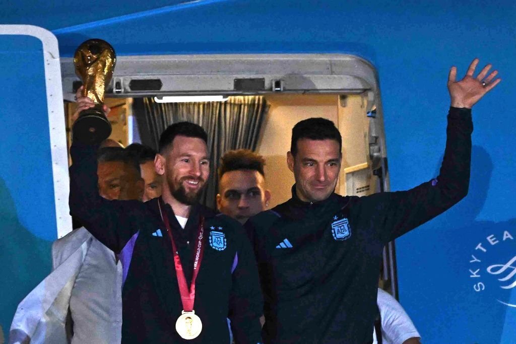 Khoảnh khắc đẹp: Messi cưng nựng cúp vô địch World Cup như báu vật tại quê nhà Argentina - Ảnh 1.