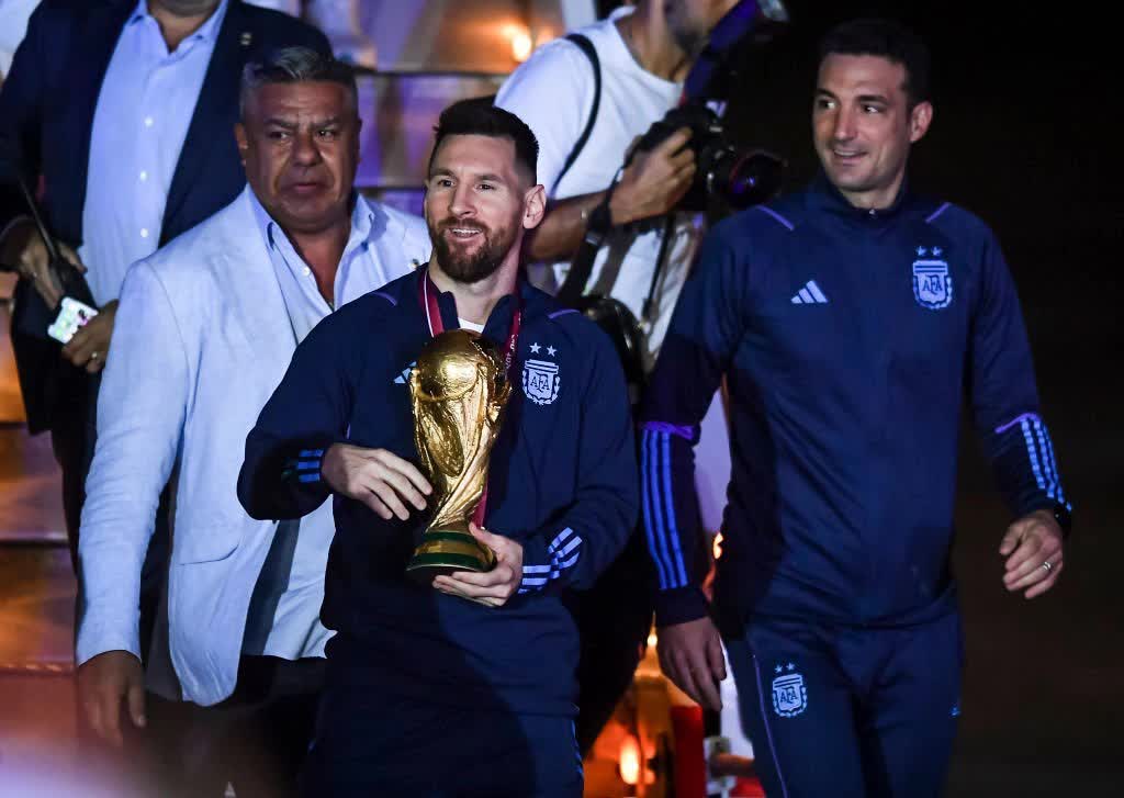 Hết hồn khoảnh khắc Messi và các đồng đội suýt vướng phải dây điện trong lúc diễu hành ăn mừng - Ảnh 2.