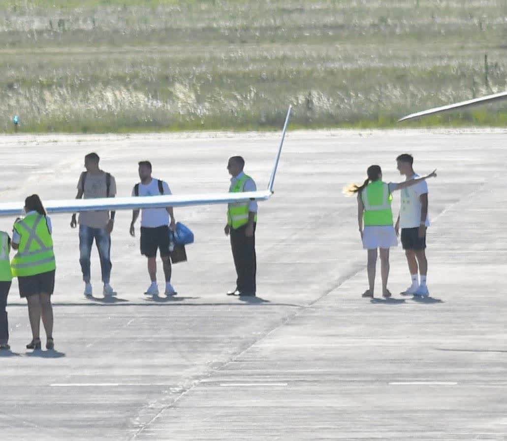 Cận cảnh Messi được trực thăng 'giải cứu', đưa về quê nhà Rosario - Ảnh 2.