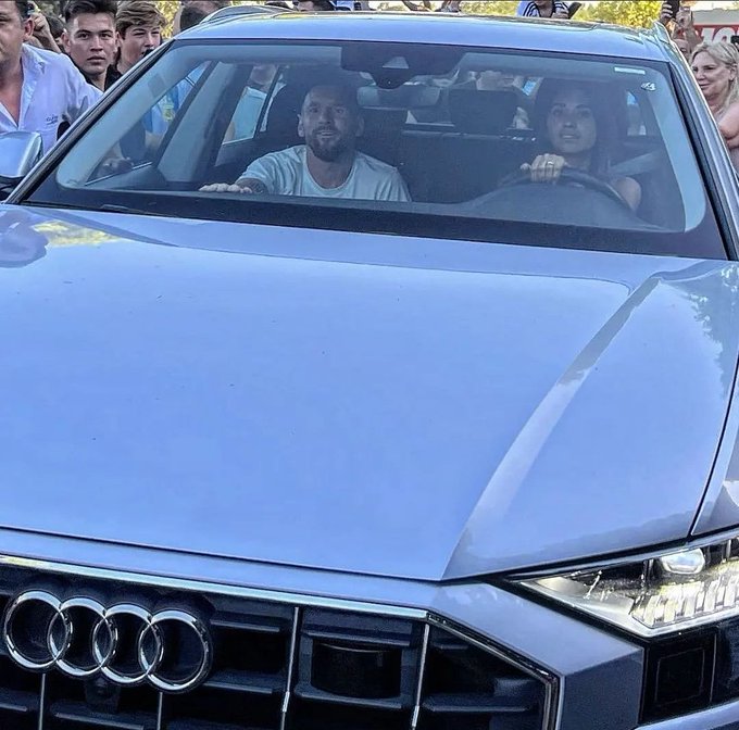 &quot;Nóc nhà&quot; trực tiếp lái xe, đưa Messi trở về nhà giữa vòng vây người hâm mộ - Ảnh 3.