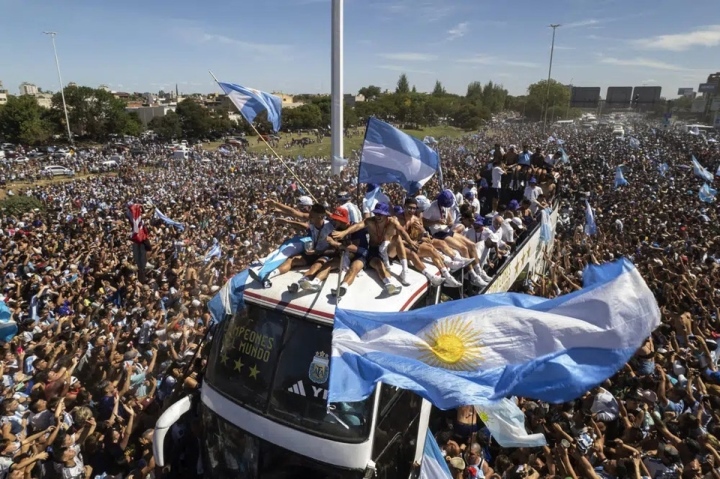 Hơn 4 triệu người đón Messi rước cúp, tuyển Argentina bỏ xe buýt lên trực thăng - Ảnh 2.