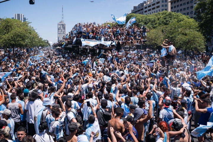 Hơn 4 triệu người đón Messi rước cúp, tuyển Argentina bỏ xe buýt lên trực thăng - Ảnh 1.