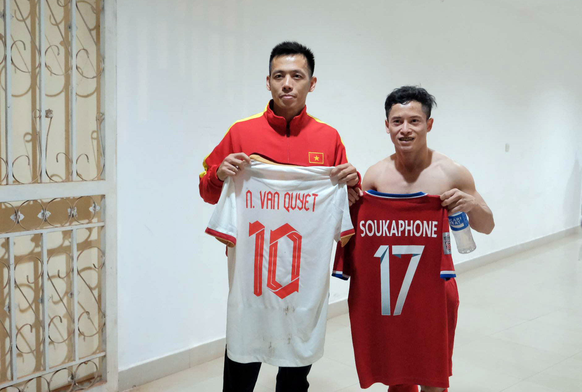 Văn Quyết và 'Messi Lào' đổi áo cho nhau - Ảnh 1.