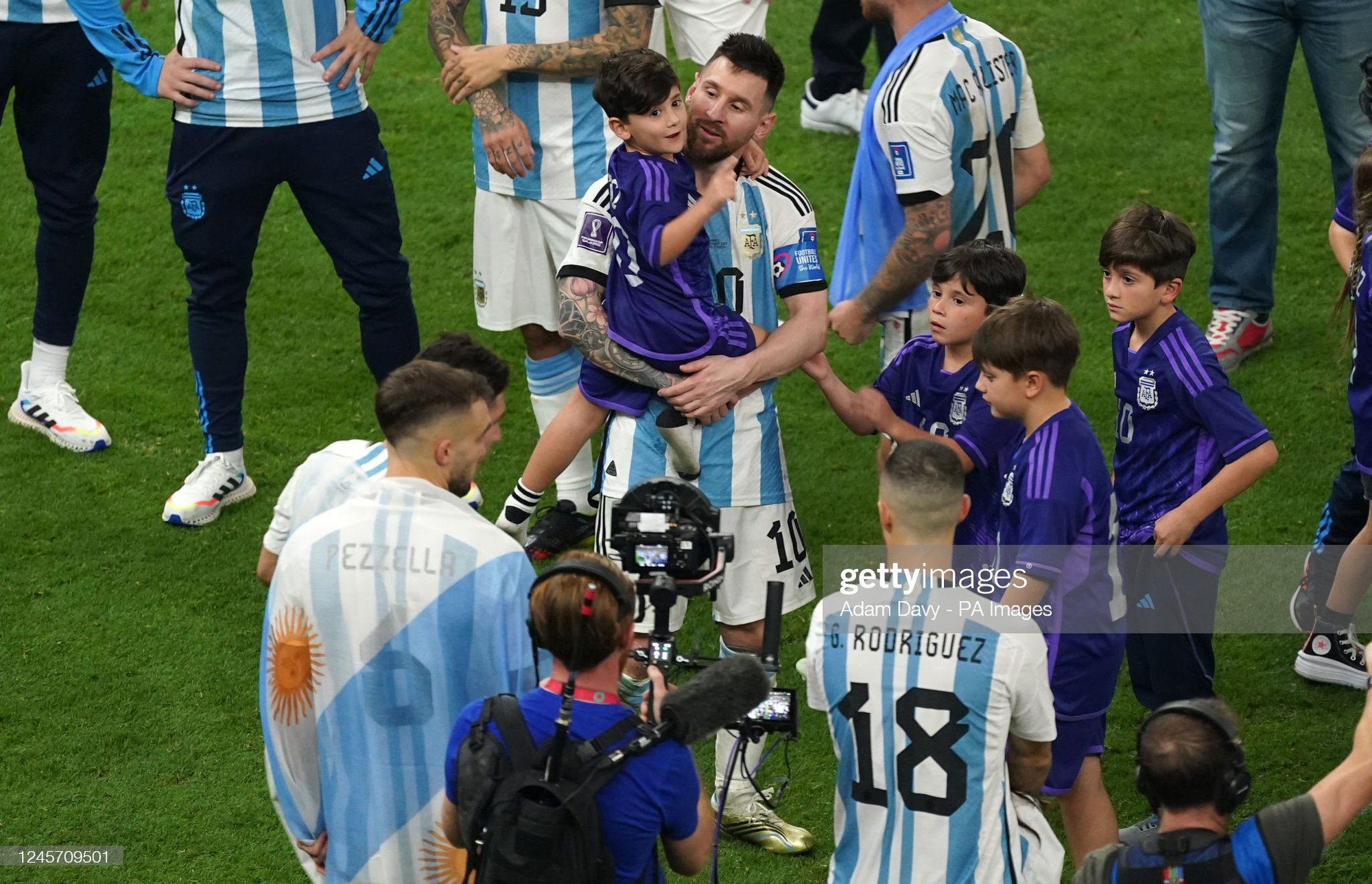 Cậu út nhà Messi không hiểu sao mọi người lại khóc khi ĐT Argentina vô địch World Cup - Ảnh 4.
