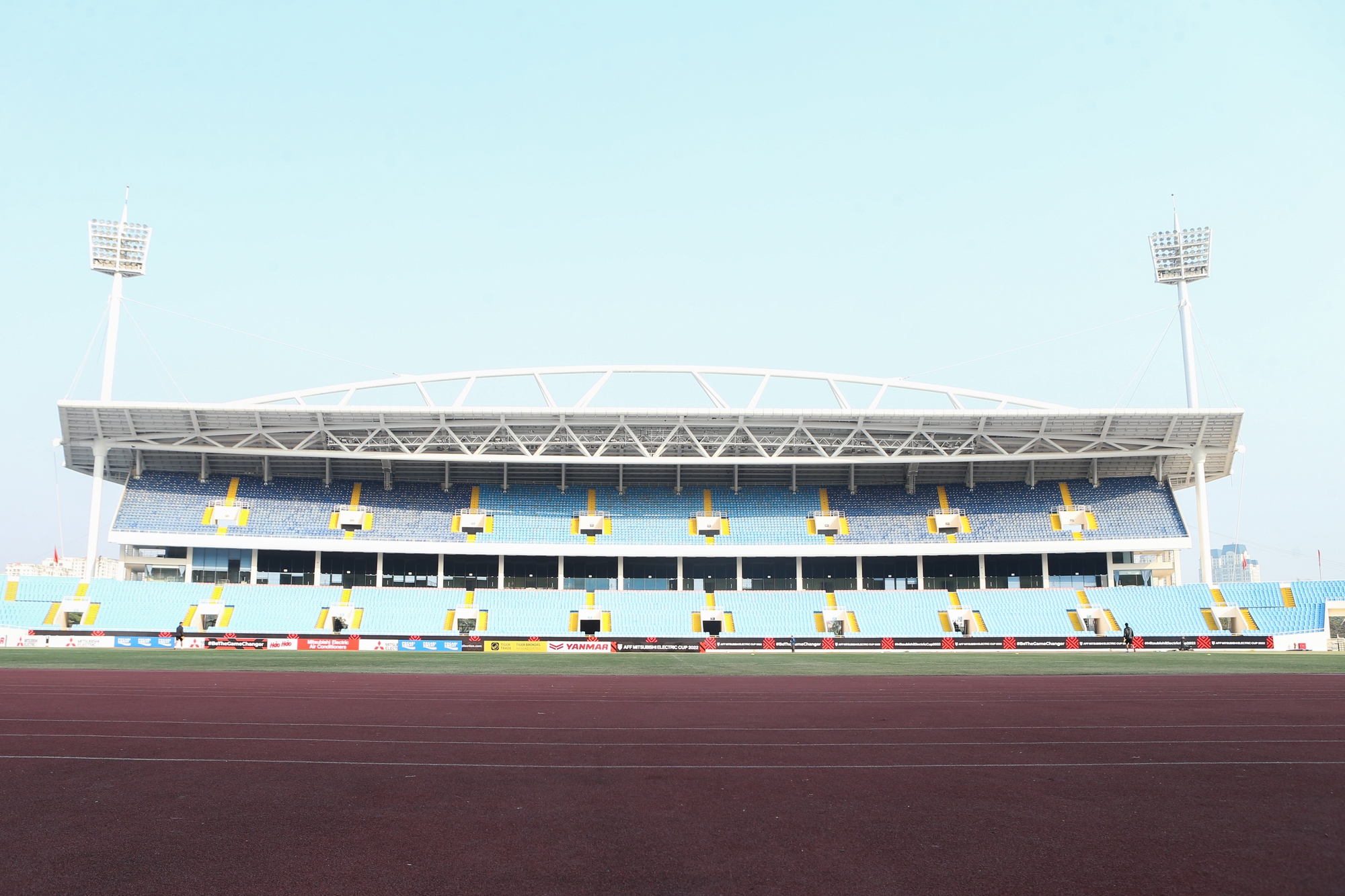Sân Mỹ Đình hoàn thiện cơ sở vật chất chuẩn bị cho trận đấu của đội tuyển Việt Nam - Ảnh 1.