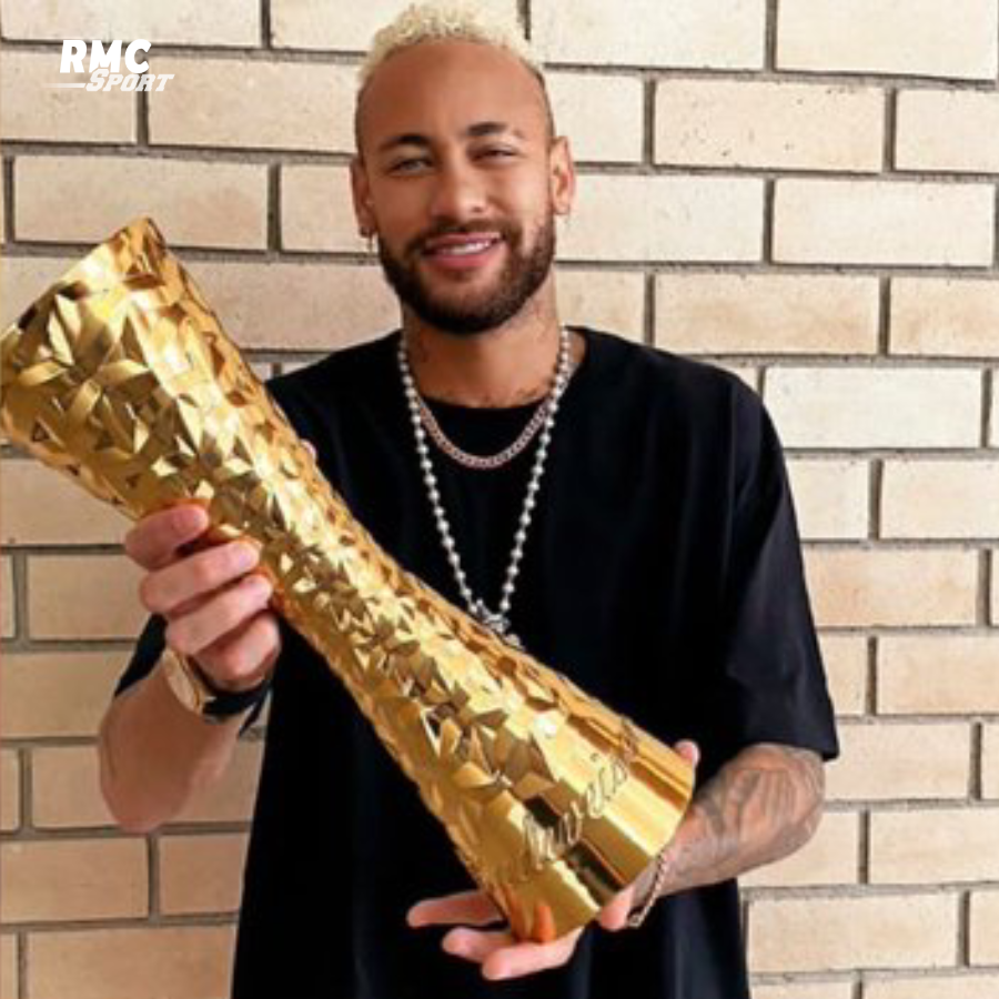 Neymar trao cúp vàng 'Vĩ đại nhất lịch sử' cho Pele - Ảnh 1.