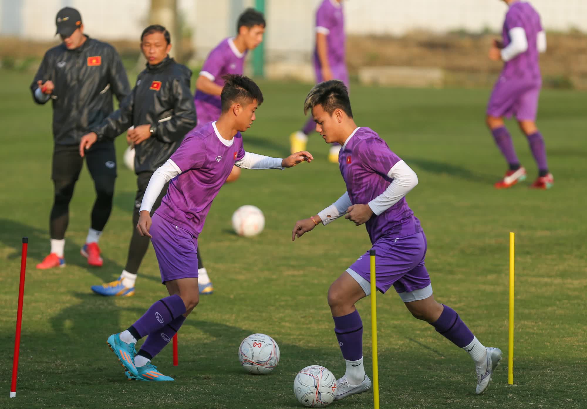 Trung vệ ĐT Việt Nam thích mặt cỏ sân tập hơn sân Mỹ Đình - Ảnh 1.