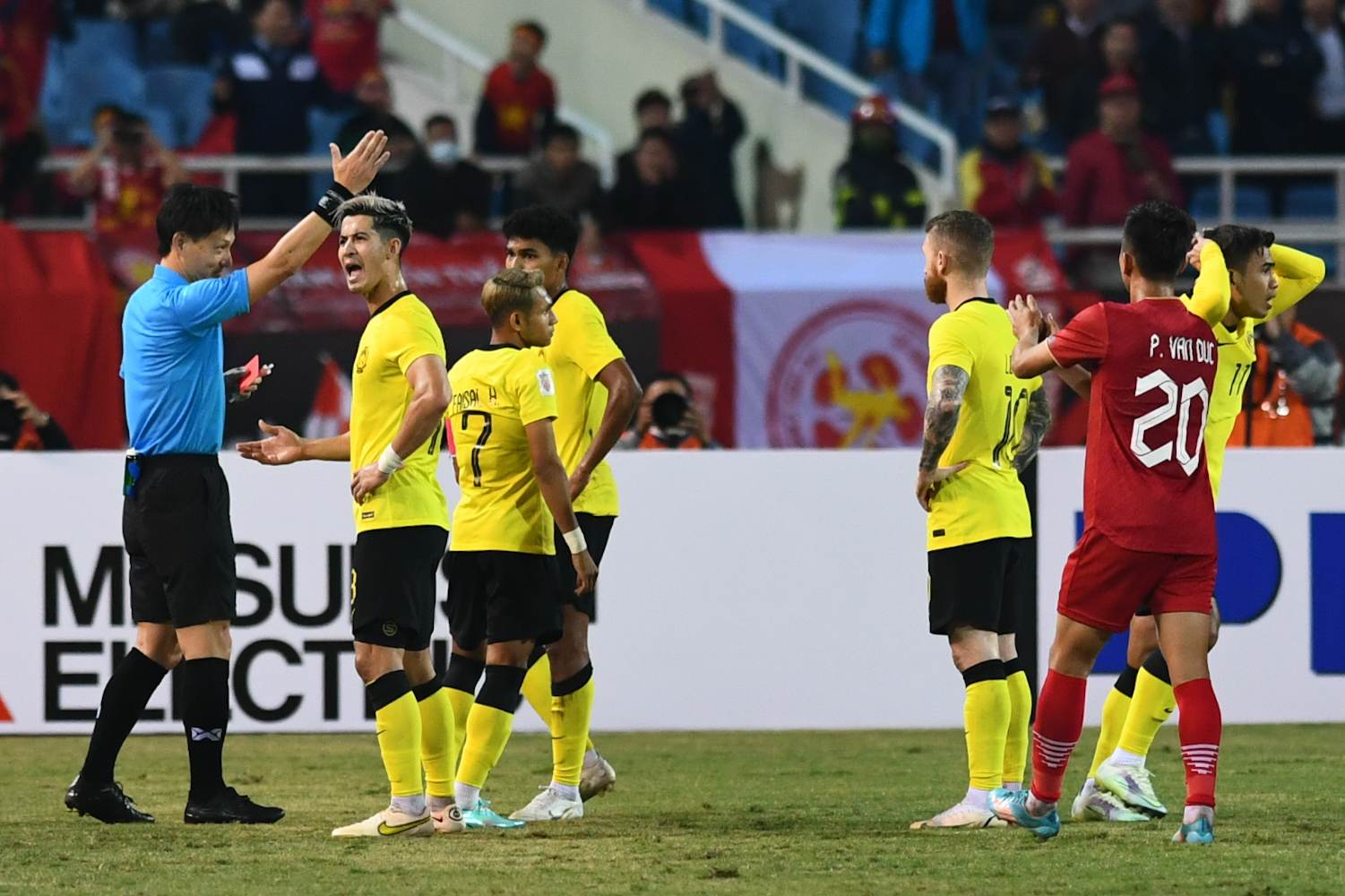 Cầu thủ Malaysia nhận thẻ đỏ vì đánh nguội Văn Hậu ngoài biên - Ảnh 4.