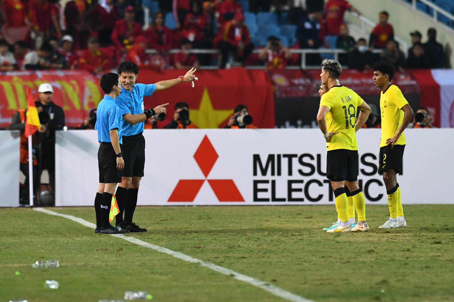 Cầu thủ Malaysia nhận thẻ đỏ vì đánh nguội Văn Hậu ngoài biên - Ảnh 3.