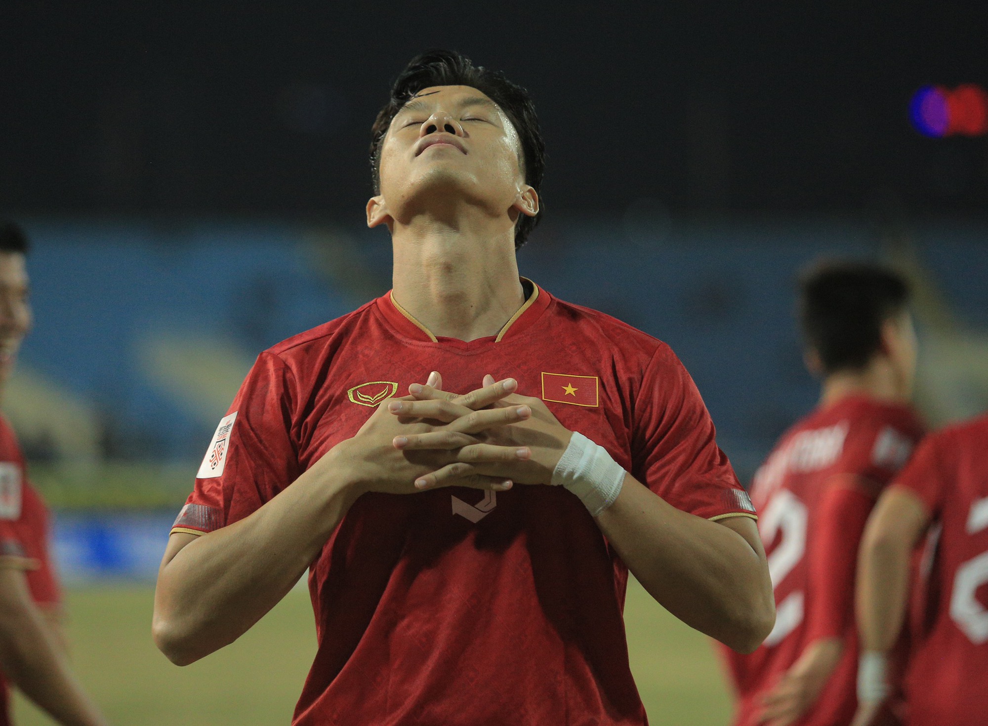 Cầu thủ Malaysia nhận thẻ đỏ vì đánh nguội Văn Hậu ngoài biên - Ảnh 7.