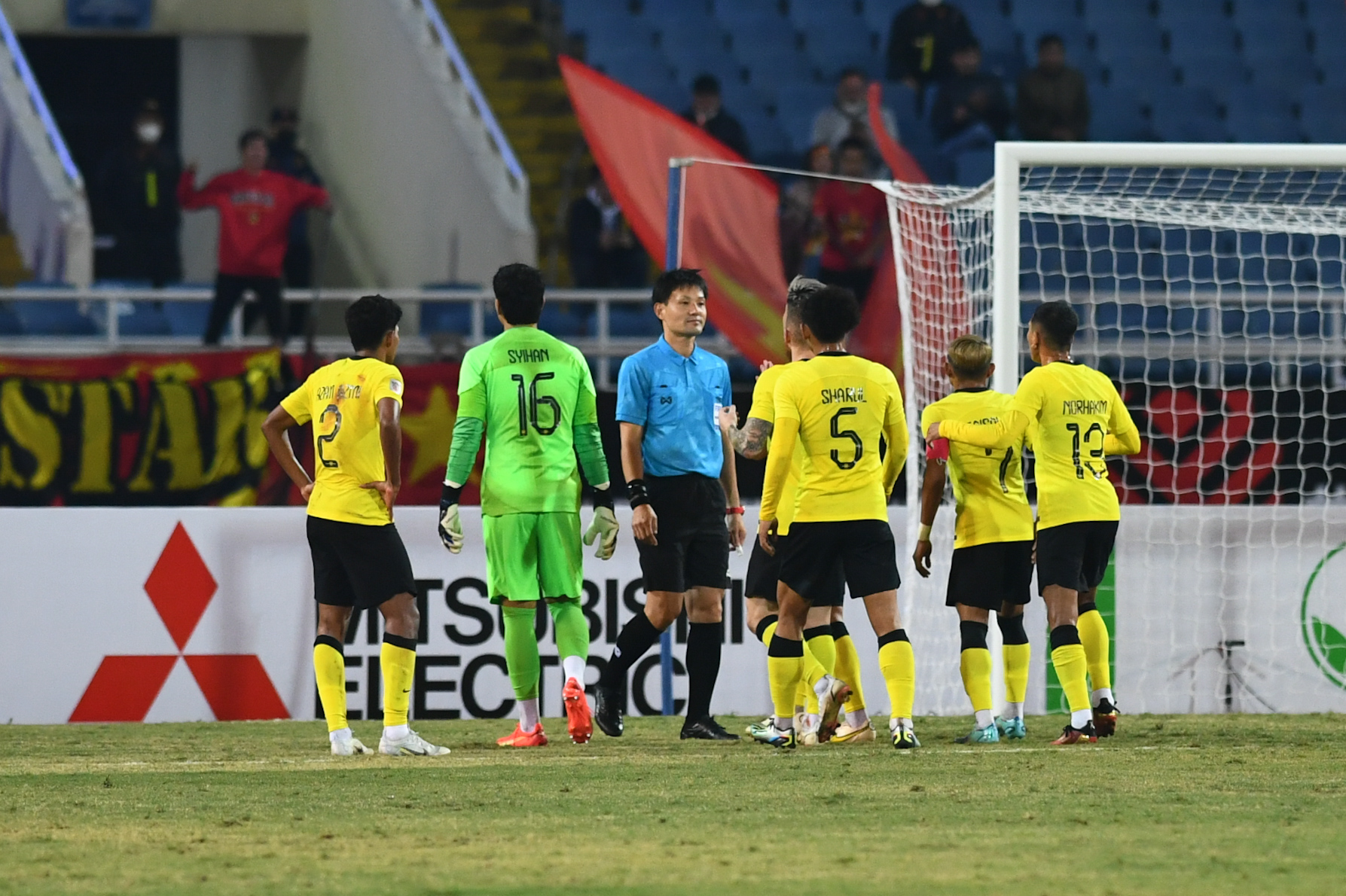 Cầu thủ Malaysia nhận thẻ đỏ vì đánh nguội Văn Hậu ngoài biên - Ảnh 5.