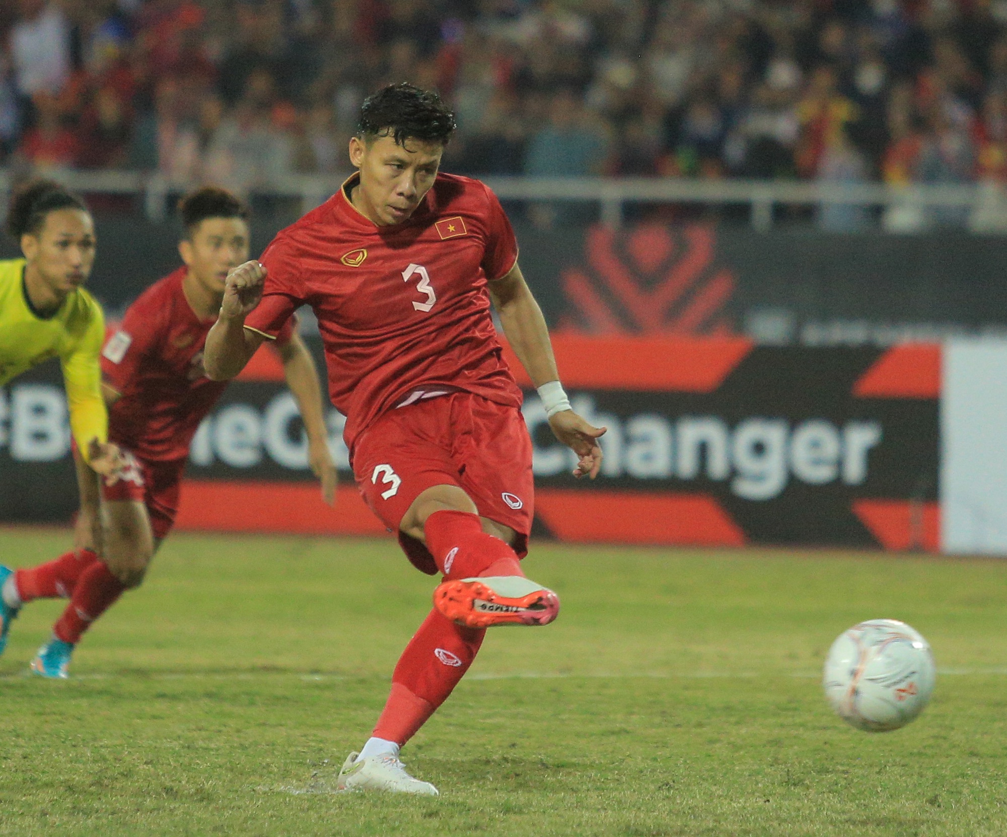 Quế Ngọc Hải ăn mừng theo phong cách của Ronaldo khi ghi bàn cho tuyển Việt Nam - Ảnh 1.