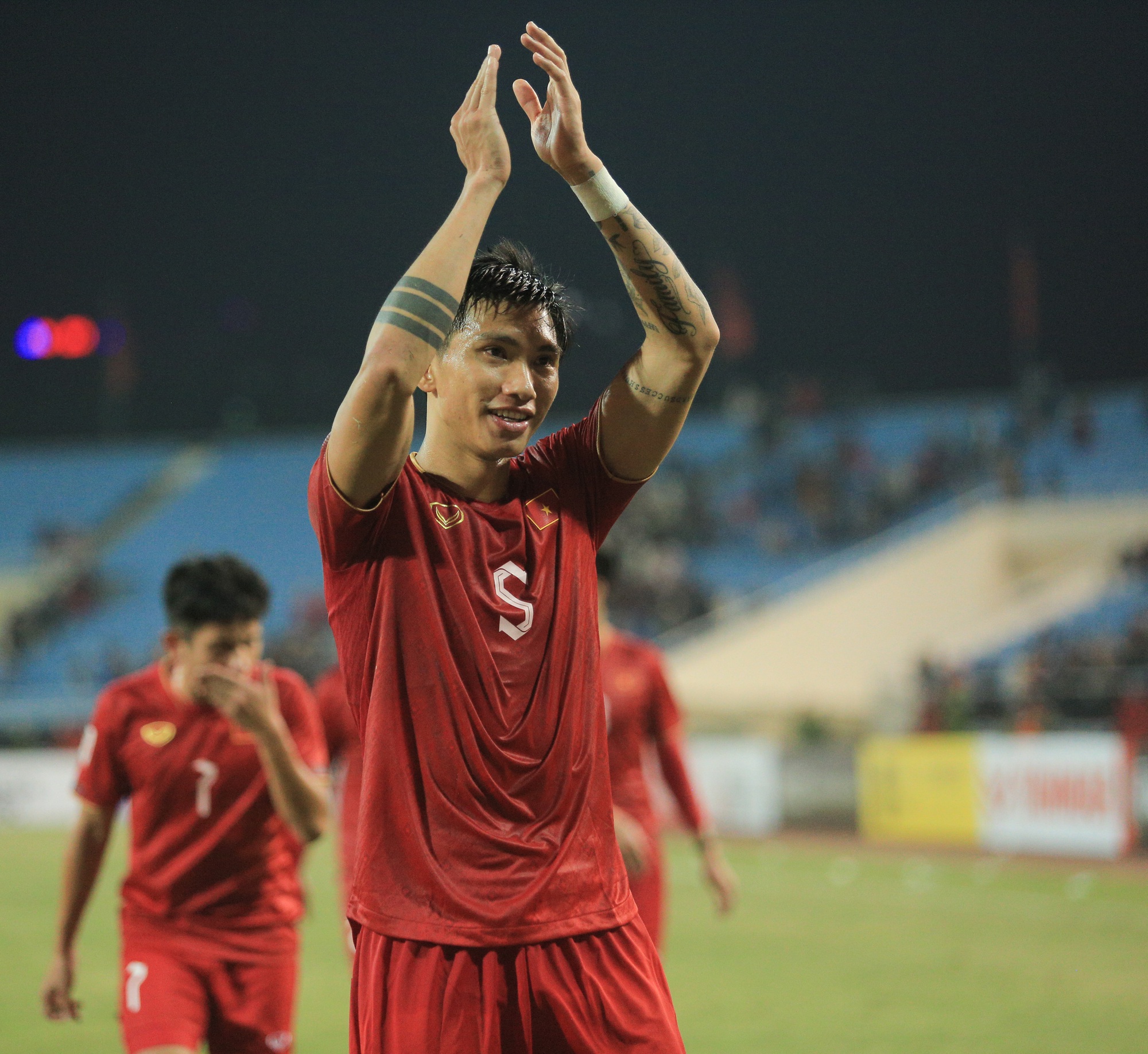Quế Ngọc Hải ăn mừng theo phong cách của Ronaldo khi ghi bàn cho tuyển Việt Nam - Ảnh 8.