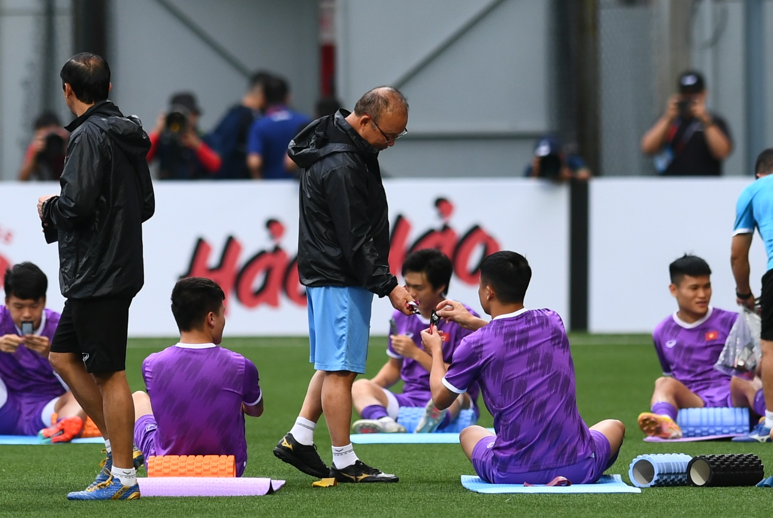 HLV Park Hang-seo quan tâm đặc biệt đến giày thi đấu, ĐT Việt Nam thích nghi với mặt cỏ nhân tạo - Ảnh 4.