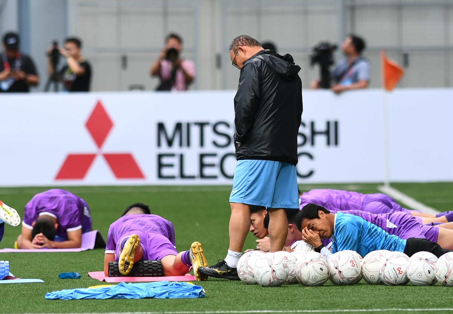 HLV Park Hang-seo quan tâm đặc biệt đến giày thi đấu, ĐT Việt Nam thích nghi với mặt cỏ nhân tạo - Ảnh 2.