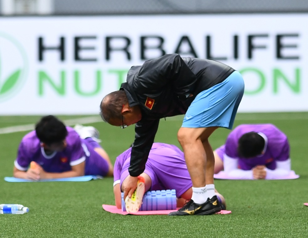 HLV Park Hang-seo quan tâm đặc biệt đến giày thi đấu, ĐT Việt Nam thích nghi với mặt cỏ nhân tạo - Ảnh 3.