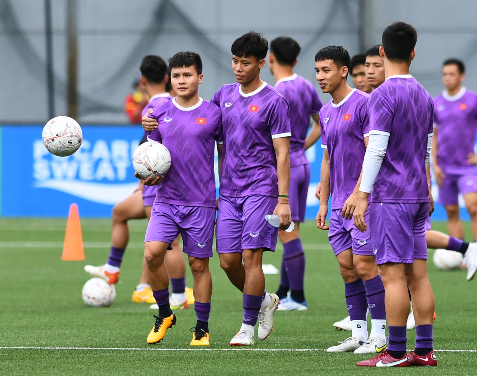 HLV Park Hang-seo quan tâm đặc biệt đến giày thi đấu, ĐT Việt Nam thích nghi với mặt cỏ nhân tạo - Ảnh 7.
