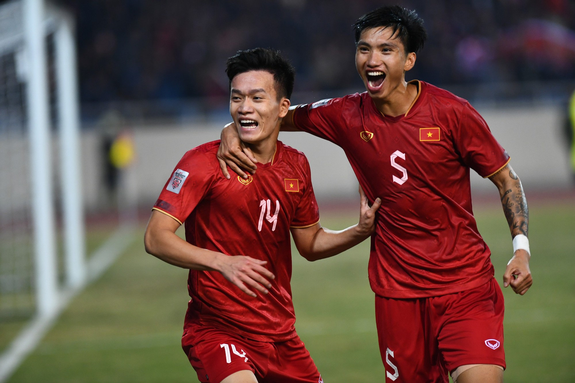 Việt Nam lại thắng Malaysia: Đá bóng bằng cả trái tim - Ảnh 3.