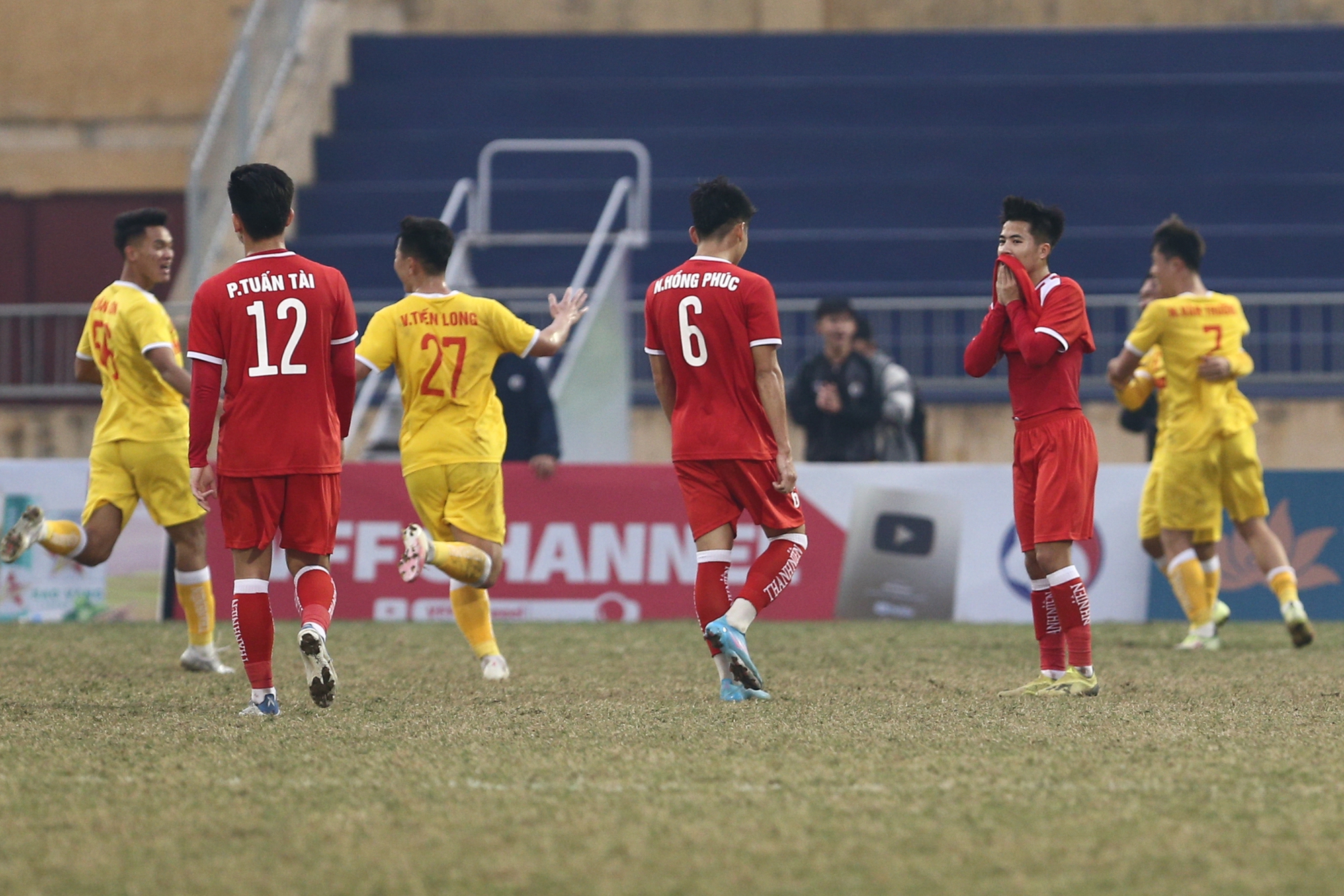 Tuấn Tài, Văn Khang buồn bã khi mất vé vào chung kết U21 Quốc gia - Ảnh 9.