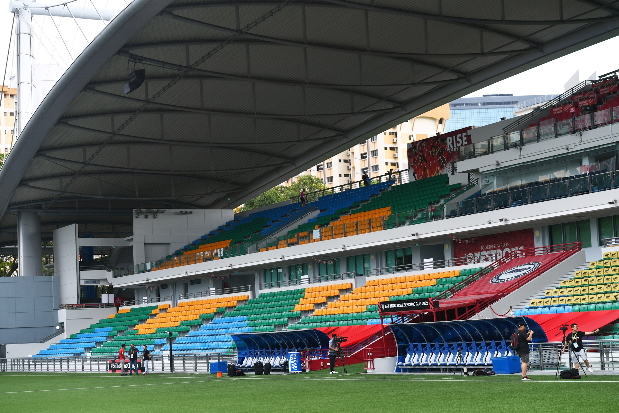 Sân đấu của ĐT Việt Nam tại Singapore: Nhỏ, đẹp nhưng đáng lo - Ảnh 1.
