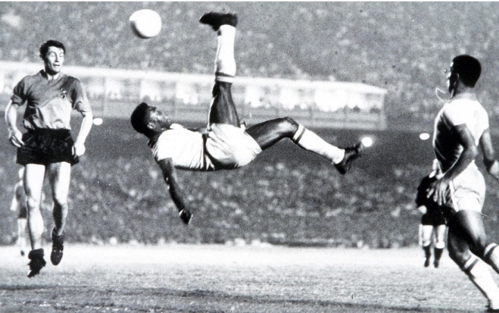 Những khoảnh khắc kinh điển trong sự nghiệp Vua bóng đá Pele - Ảnh 8.