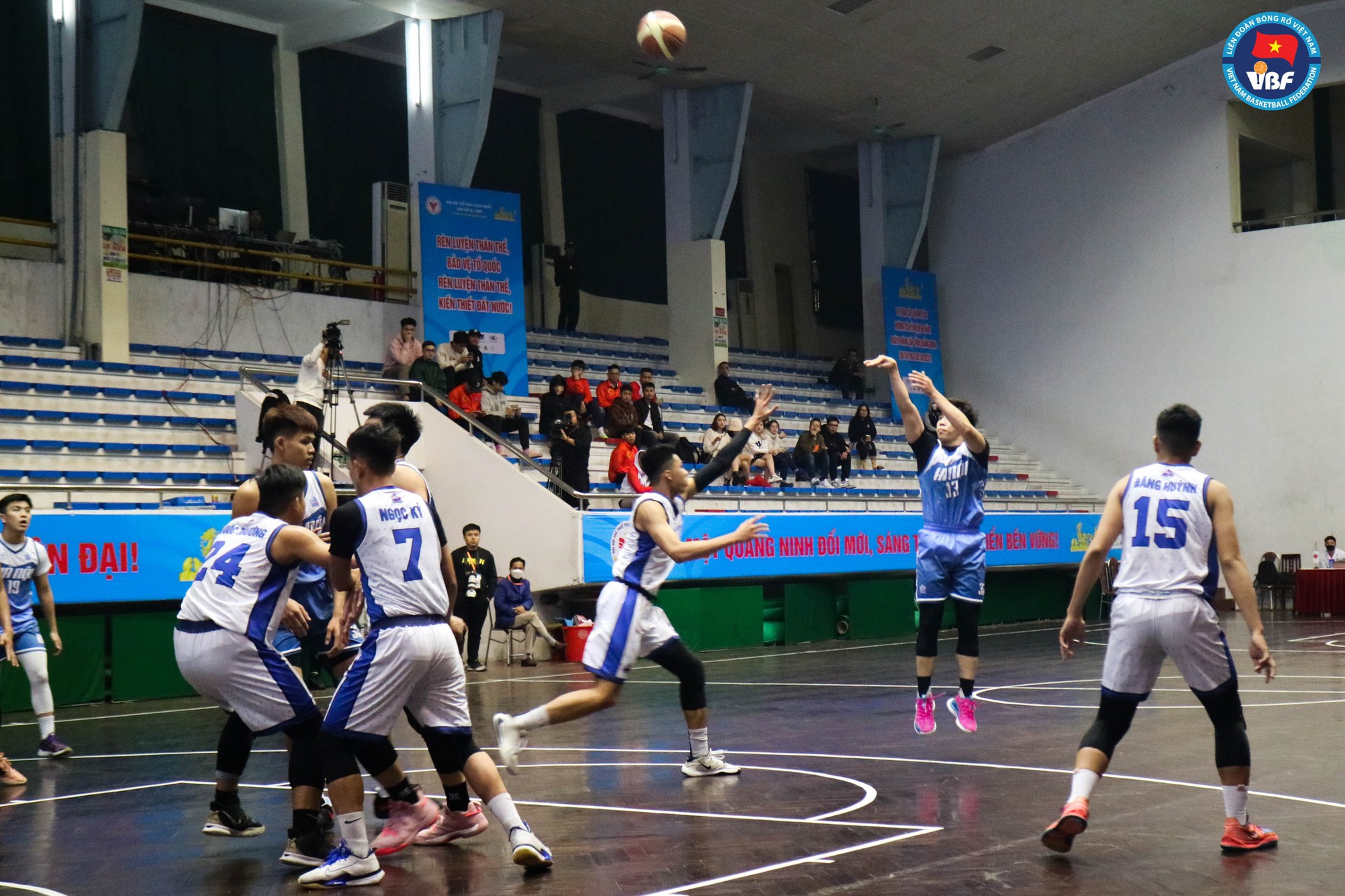 Tổng kết ngày 4 bóng rổ Đại hội Thể thao toàn quốc 2022: Nam Hà Nội thắng Bình Thuận, leo top 4 - Ảnh 2.