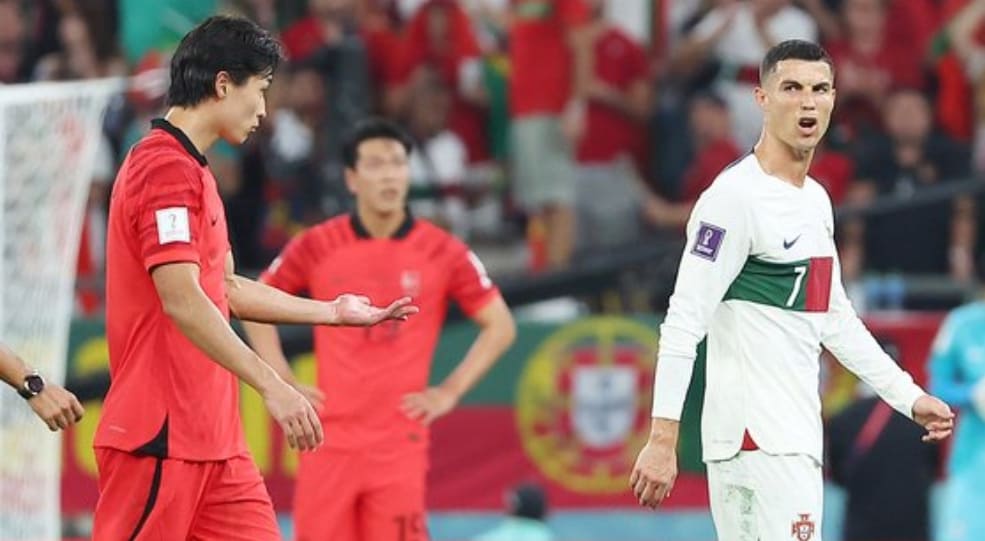 Ronaldo tranh cãi với tiền đạo Hàn Quốc ngay trên sân - Ảnh 1.