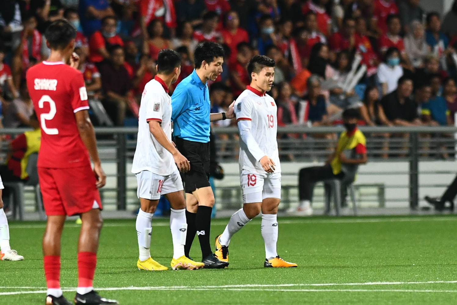 Văn Thanh bị cầu thủ Singapore chơi xấu nhưng trọng tài không thổi phạt - Ảnh 4.