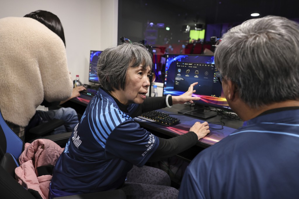 Cụ bà 65 tuổi không biết dùng máy tính bất ngờ tham dự giải đấu LMHT - Ảnh 1.