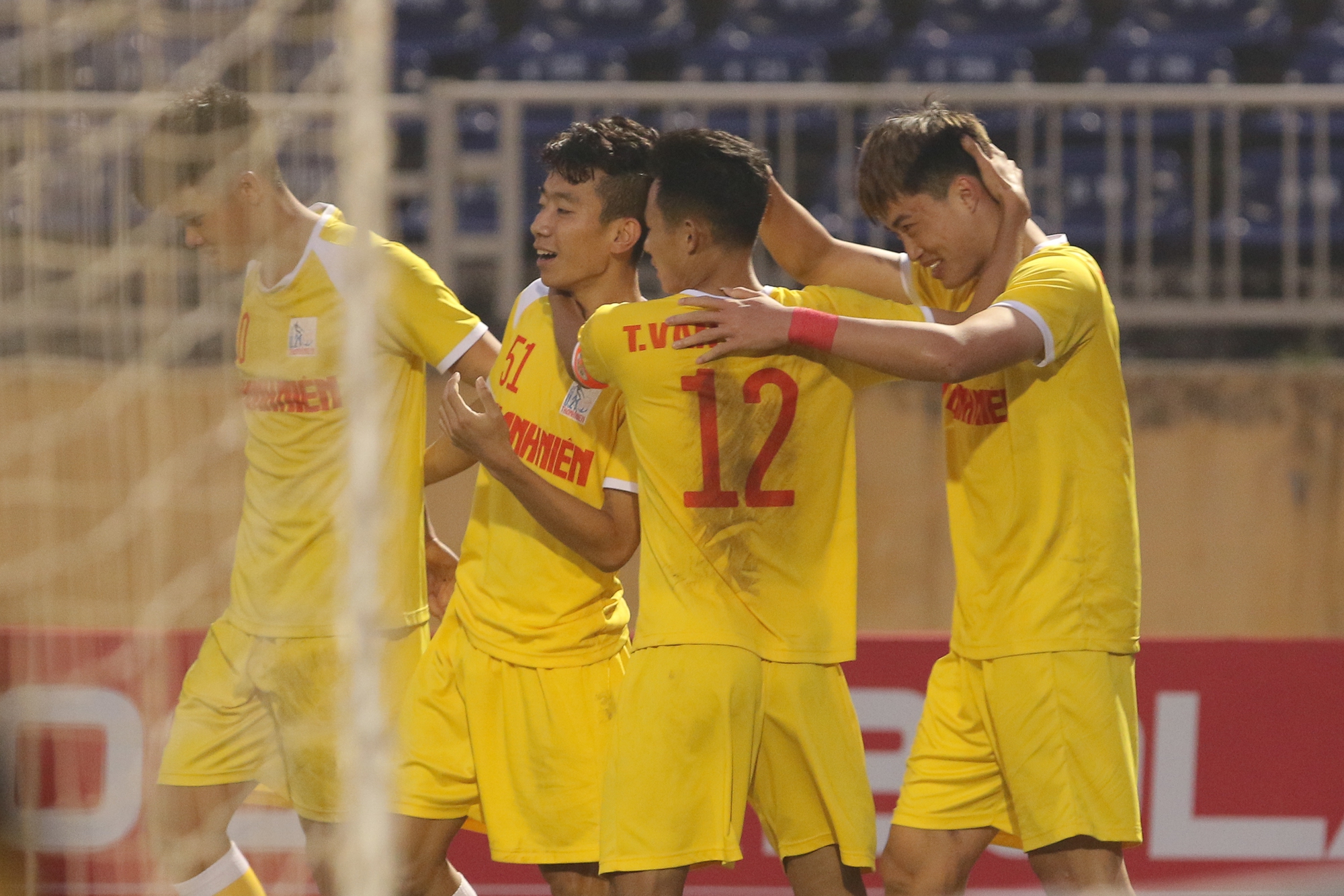 U21 Hà Nội vô địch U21 Quốc gia: Cảm xúc trái ngược giữa U21 Bình Dương và nhà vô địch - Ảnh 1.