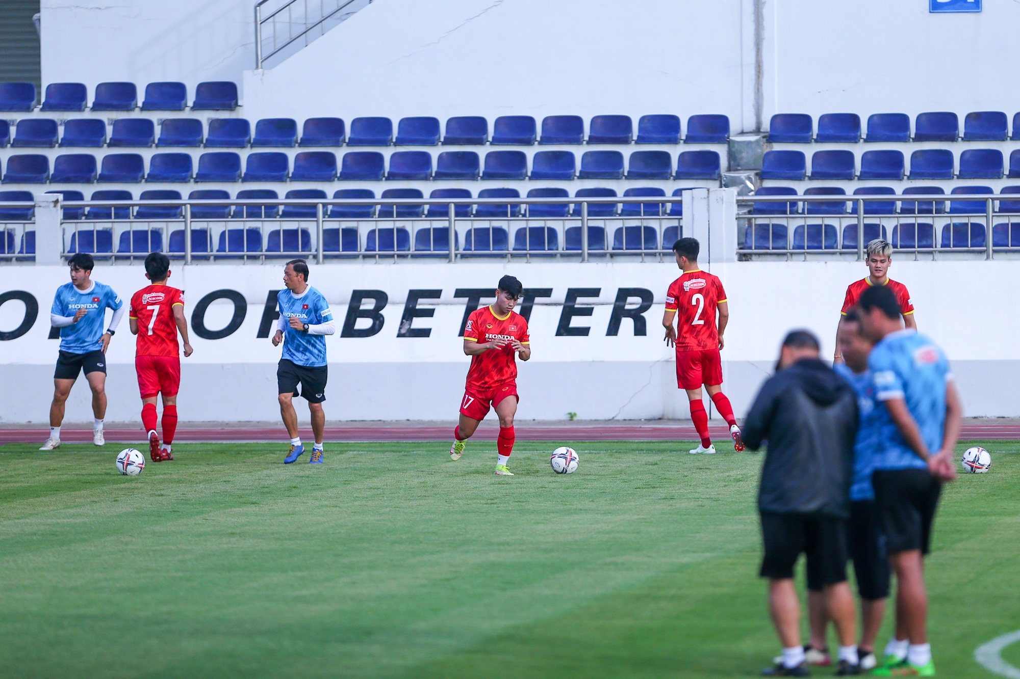 Thành Chung trở lại, HLV Park Hang-seo mất hơn 20 phút dặn dò trợ lý trước khi tạm chia tay đội tuyển - Ảnh 3.