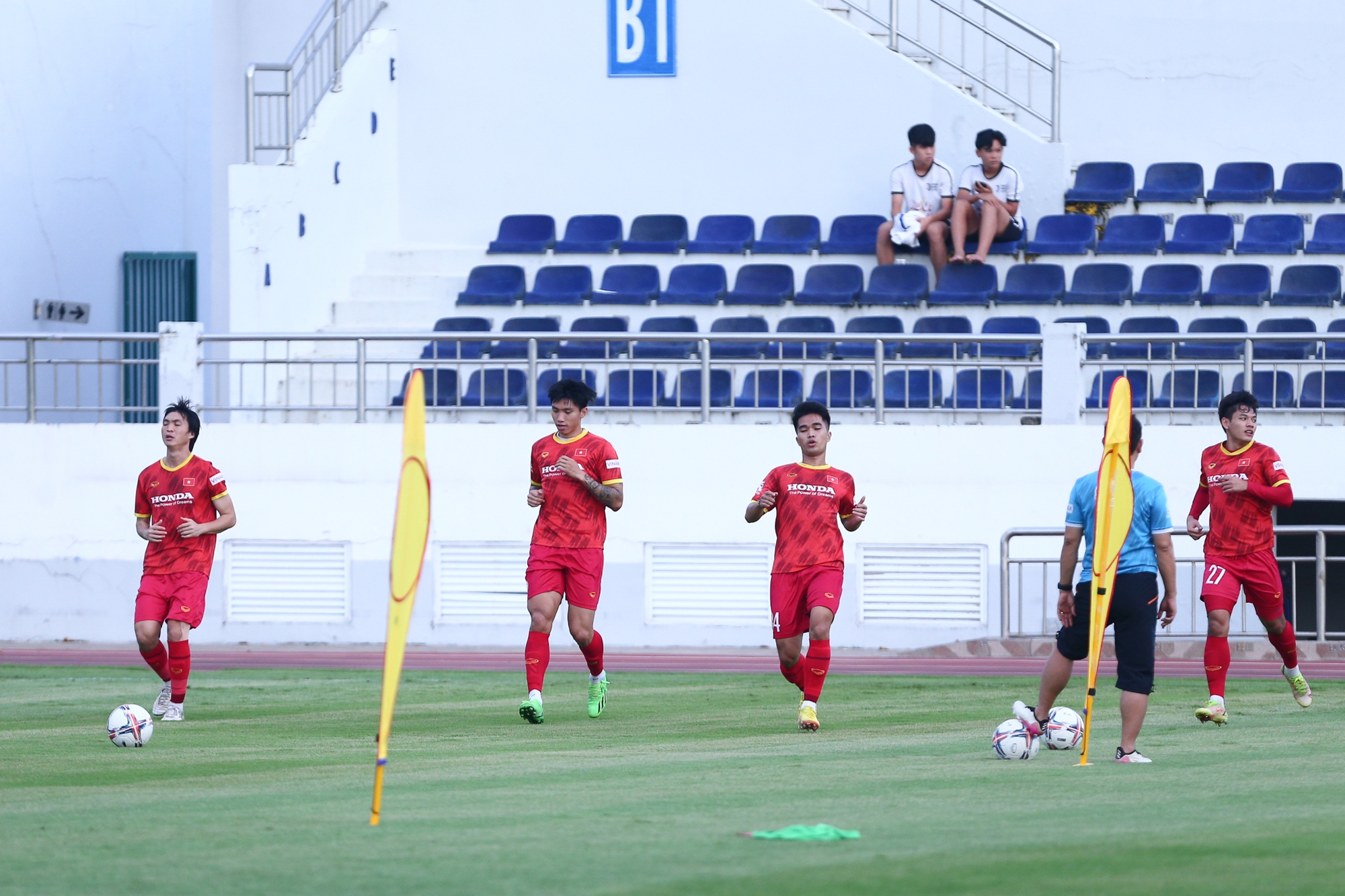 Thành Chung trở lại, HLV Park Hang-seo mất hơn 20 phút dặn dò trợ lý trước khi tạm chia tay đội tuyển - Ảnh 8.