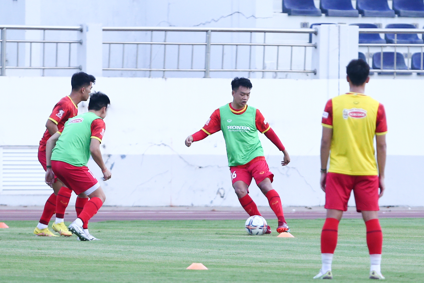 Thành Chung trở lại, HLV Park Hang-seo mất hơn 20 phút dặn dò trợ lý trước khi tạm chia tay đội tuyển - Ảnh 1.