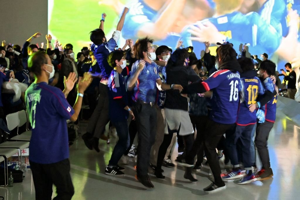 Xúc động CĐV dầm mưa, khóc nức nở khi tuyển Nhật Bản dừng bước ở World Cup 2022 - Ảnh 4.