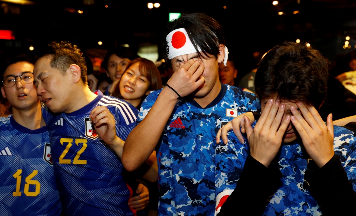 CĐV và cầu thủ Nhật Bản khóc như mưa sau trận thua Croatia - Ảnh 9.