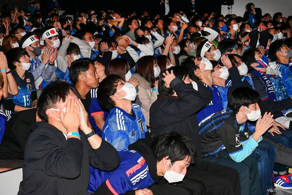 Xúc động CĐV dầm mưa, khóc nức nở khi tuyển Nhật Bản dừng bước ở World Cup 2022 - Ảnh 8.