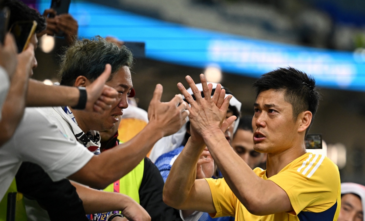 CĐV và cầu thủ Nhật Bản khóc như mưa sau trận thua Croatia - Ảnh 4.