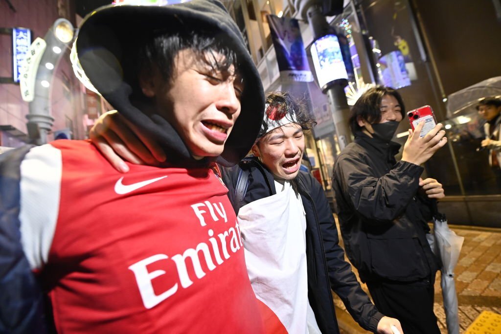 Xúc động CĐV dầm mưa, khóc nức nở khi tuyển Nhật Bản dừng bước ở World Cup 2022 - Ảnh 3.
