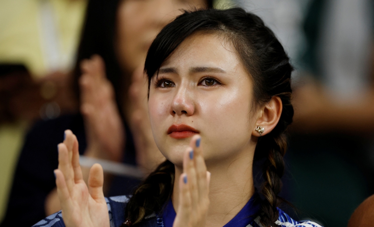 CĐV và cầu thủ Nhật Bản khóc như mưa sau trận thua Croatia - Ảnh 7.