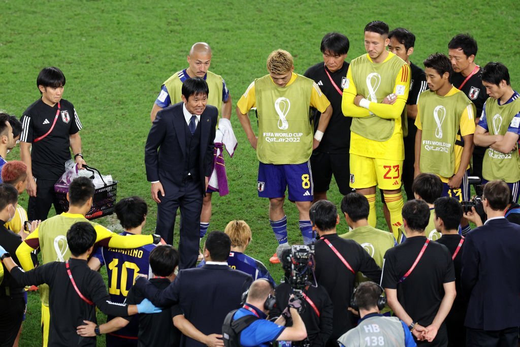 HLV tuyển Nhật Bản tiết lộ điều bất ngờ đằng sau màn sút phạt đền không như ý - Ảnh 1.