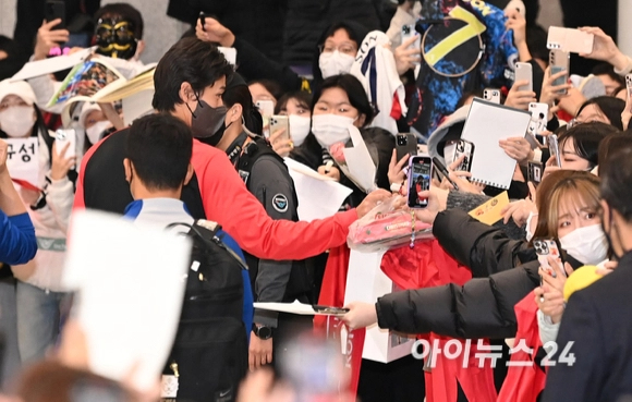 Sau World Cup, Hàn Quốc được chào đón như người hùng khi về nước - Ảnh 2.