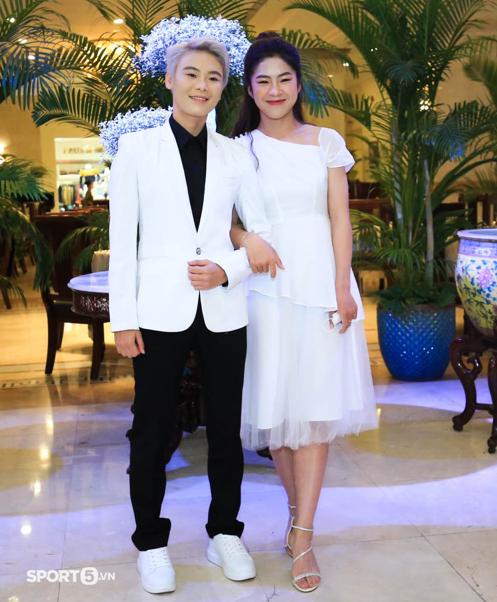 Bích Thuỳ cẩn thận chăm sóc mẹ, Thanh Nhã rạng rỡ tại Gala Quả bóng vàng Việt Nam 2021 - Ảnh 9.