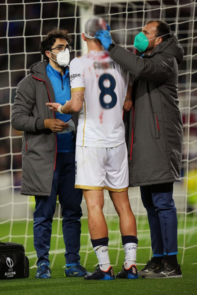 Cầu thủ Napoli đổ máu ướt sũng áo vì va chạm với sao trẻ Barca - Ảnh 4.