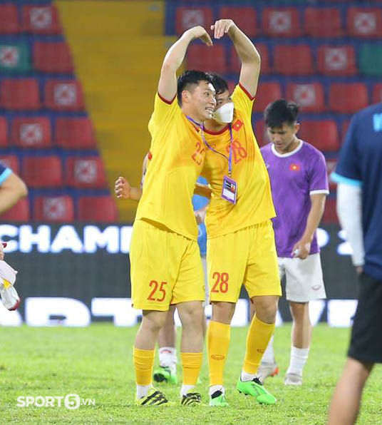 U23 Việt Nam tri ân người hâm mộ sau cơn mưa bàn thắng trước U23 Singapore - Ảnh 4.