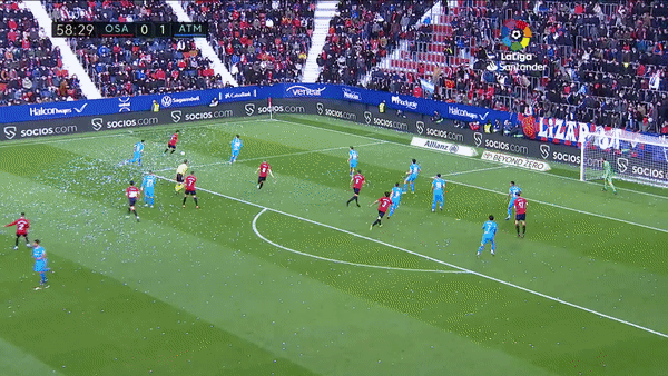 Suarez lập siêu phẩm từ gần giữa sân giúp Atletico thắng đậm tại La Liga - Ảnh 1.