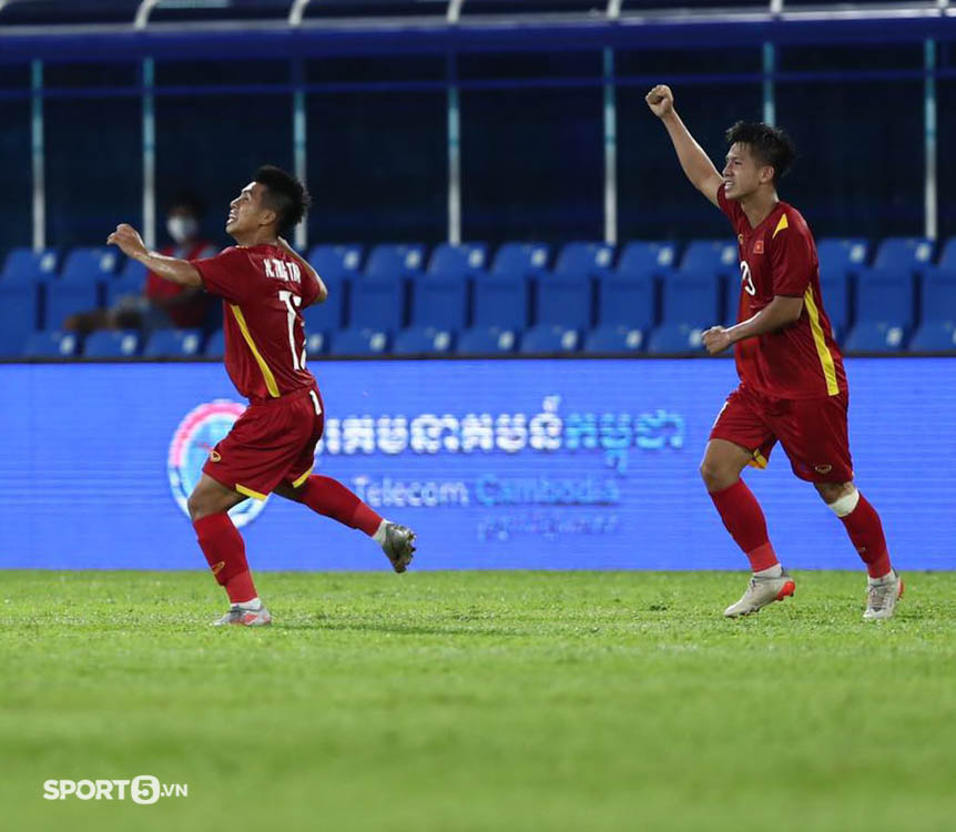 U23 Việt Nam ghi siêu phẩm vào lưới Thái Lan, thủ môn cởi áo ăn mừng với thông điệp ý nghĩa - Ảnh 4.
